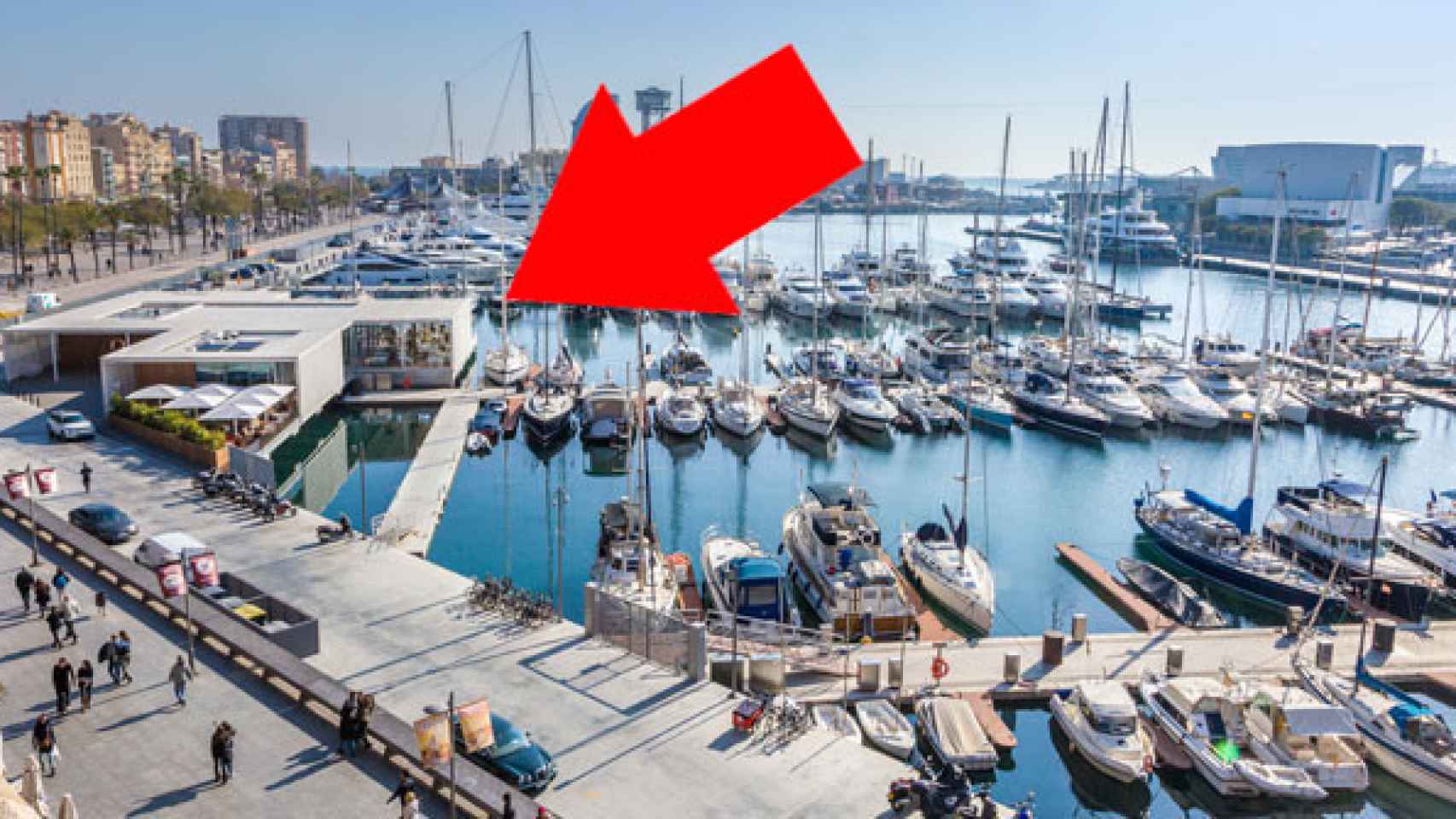 Vista general de la Marina Port Vell con el One Ocean Club señalado en rojo / FOTOMONTAJE CG