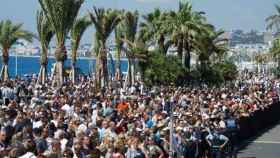 Cientos de personas guardan un minuto de silencio en el paseo de los Ingleses de Niza (Francia).