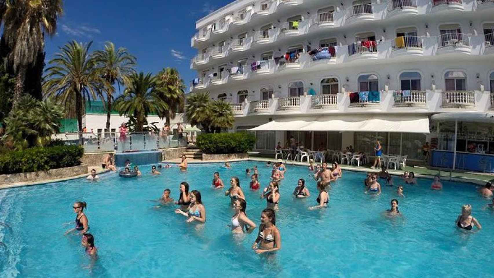 El hotel Marina Sands de Lloret (en la imagen, la piscina) permanece cerrado.