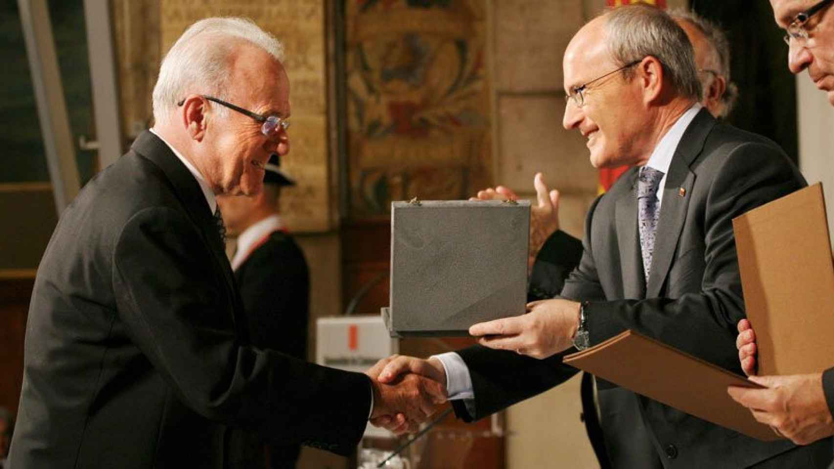 Josep Manuel Corrales, uno de los fundadores de MRW y Corrales empresas deportivas, recibe la Cruz de Sant Jordi de manos del presidente José Montilla en 2009.