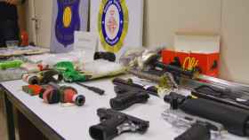 Armas, droga y dinero en efectivo, entre el material incautado en la operación policial contra el tráfico de metanfetamina en Barcelona.