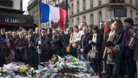 Ciudadanos franceses muestran su dolor y solidaridad a las víctimas de los atentados yihadistas del pasado viernes en París.