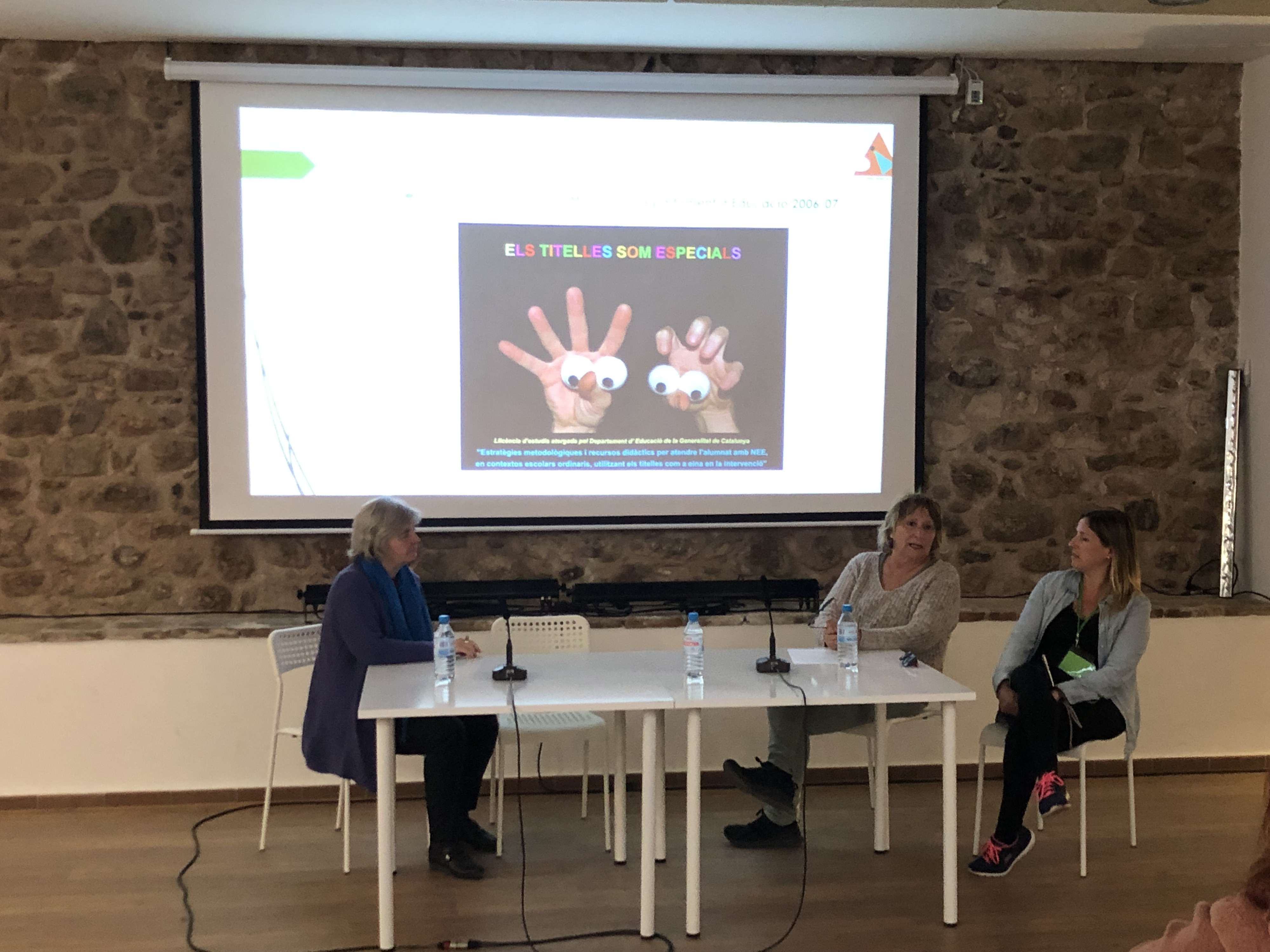 De izquierda a derecha: Núria Mestres, Teia Moner y Cristina Bertran, durante la presentación de la Associació Titella i Teràpia de Catalunya / GERARD MATEO - CRÓNICA GLOBAL