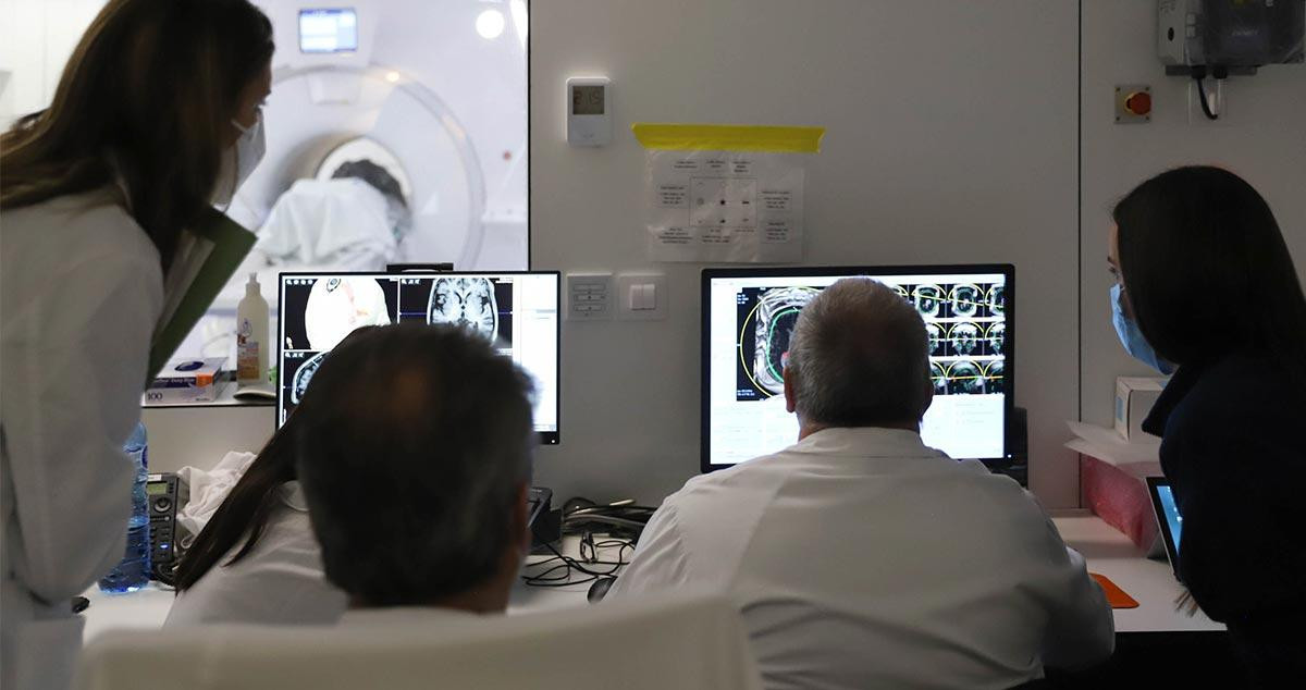 Los médicos monitorizan el tratamiento en las nuevas instalaciones de Can Ruti / CEDIDA