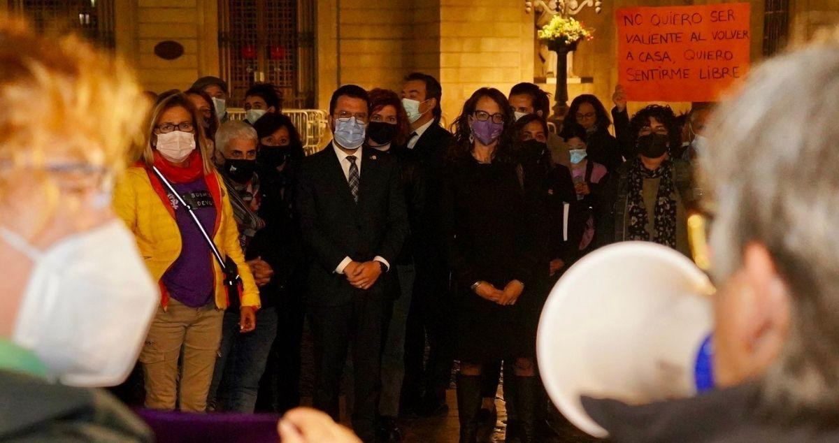 Pere Aragonès y Tania Verge asisten a la manifestación en la plaza Sant Jaume de Barcelona por la agresión sexual a una menor en Igualada / TWITTER