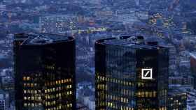 Una foto de archivo de los edificios de Deutsche Bank