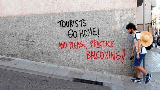 Una de los grafitis turismófobos en Barcelona / CG
