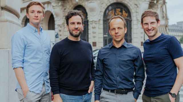 De izquierda a derecha: Lukas Zörner, cofundador de Penta; Steve Anavi, cofundador de Qonto; Markus Pertlwieser, director general de Penta, y Alexandre Prot, cofundador de Qonto / EP