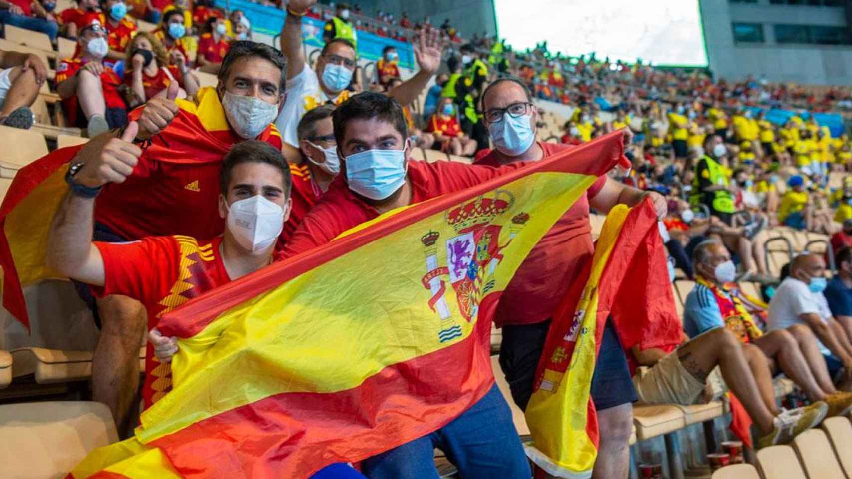 Dos aficionados de la Selección Española en Wembley (Reino Unido), a los que Colau no instalará pantallas para seguir los partidos en Barcelona / EFE