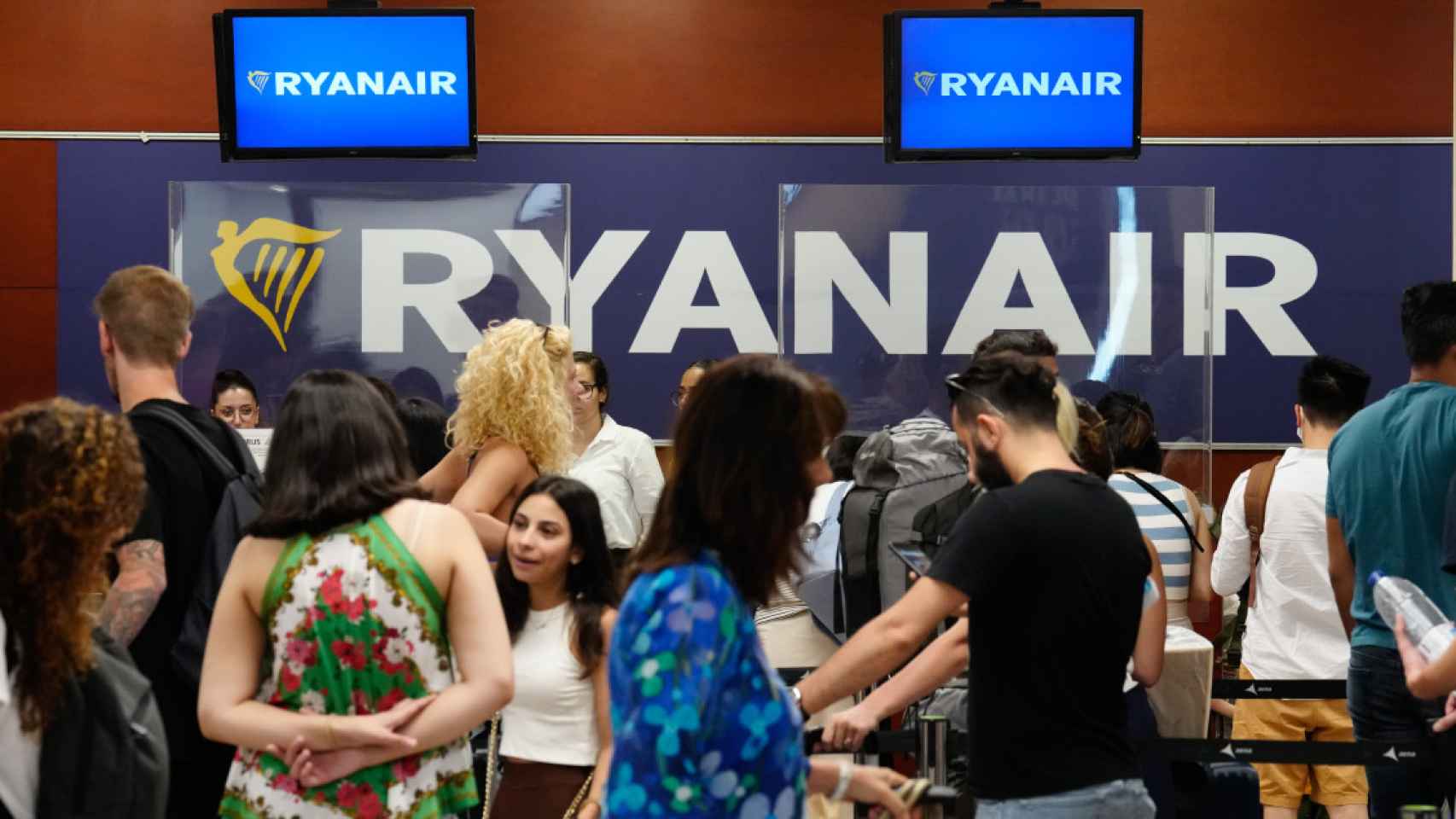 La huelga de los tripulantes de cabina de Ryanair cancela dos vuelos en el aeropuerto del Prat / EFE