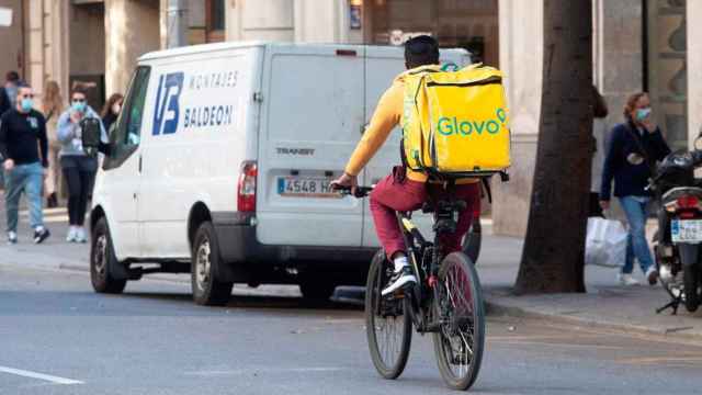 Imagen de un repartidor de Glovo en bicicleta durante la pandemia / CG