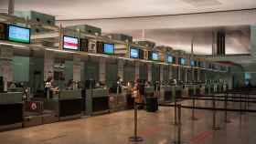 Una pasajera factura su equipaje en el Aeropuerto del Prat / EUROPA PRESS