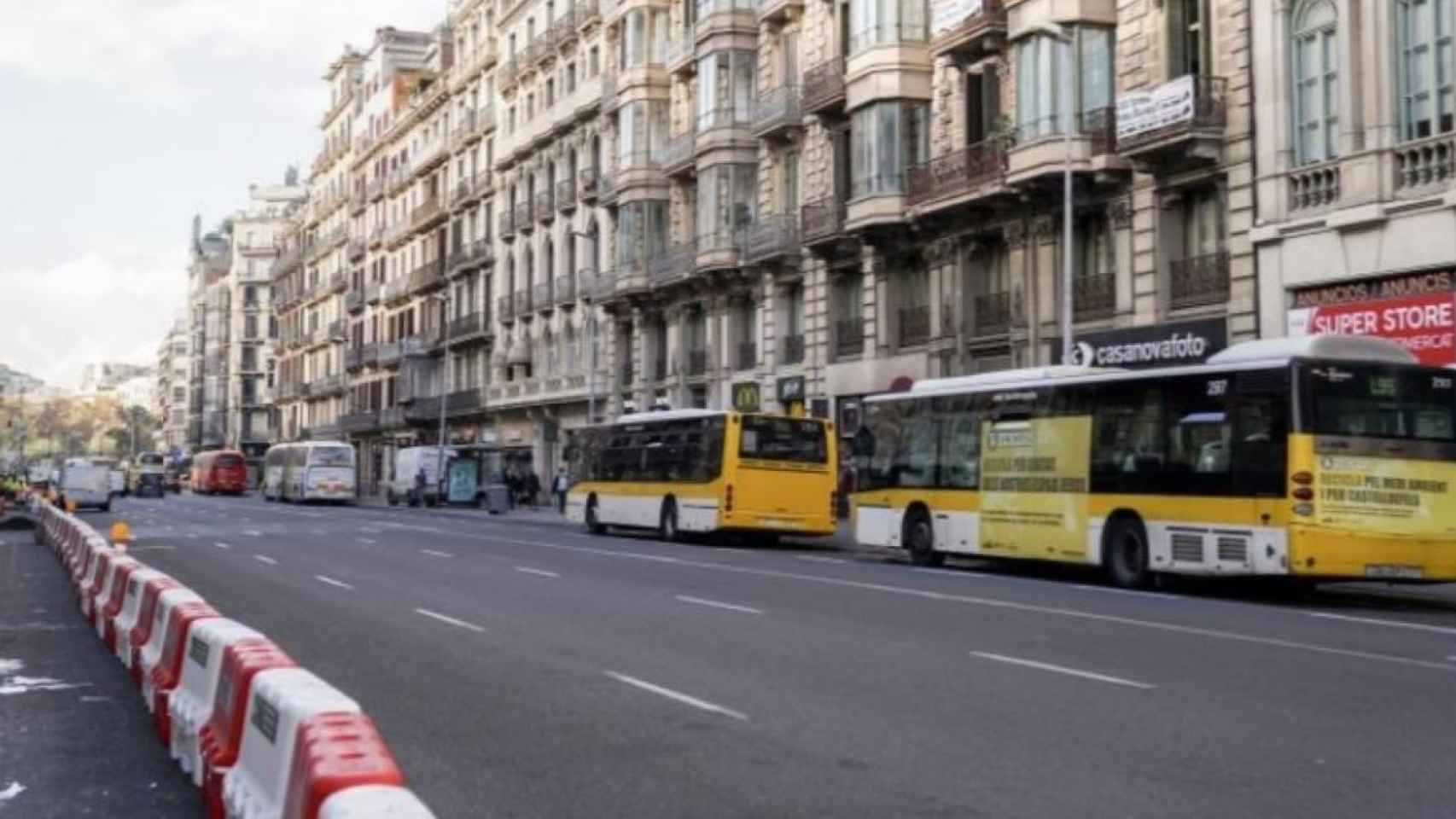 Autobuses en Ronda Universitat de Barcelona / EP