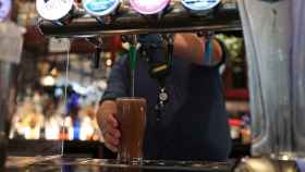 Un hombre sirve una cerveza en un bar / EUROPA PRESS