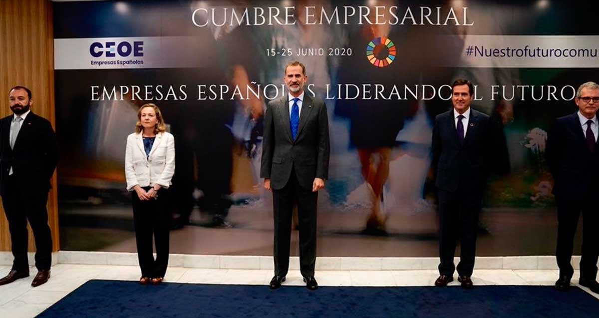 El Rey Felipe VI, en la cumbre de la CEOE, junto a la vicepresidenta Nadia Calviño y Antonio Garamendi / EP