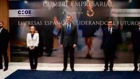 El Rey Felipe VI, en la cumbre de la CEOE, junto a la vicepresidenta Nadia Calviño y Antonio Garamendi / EP