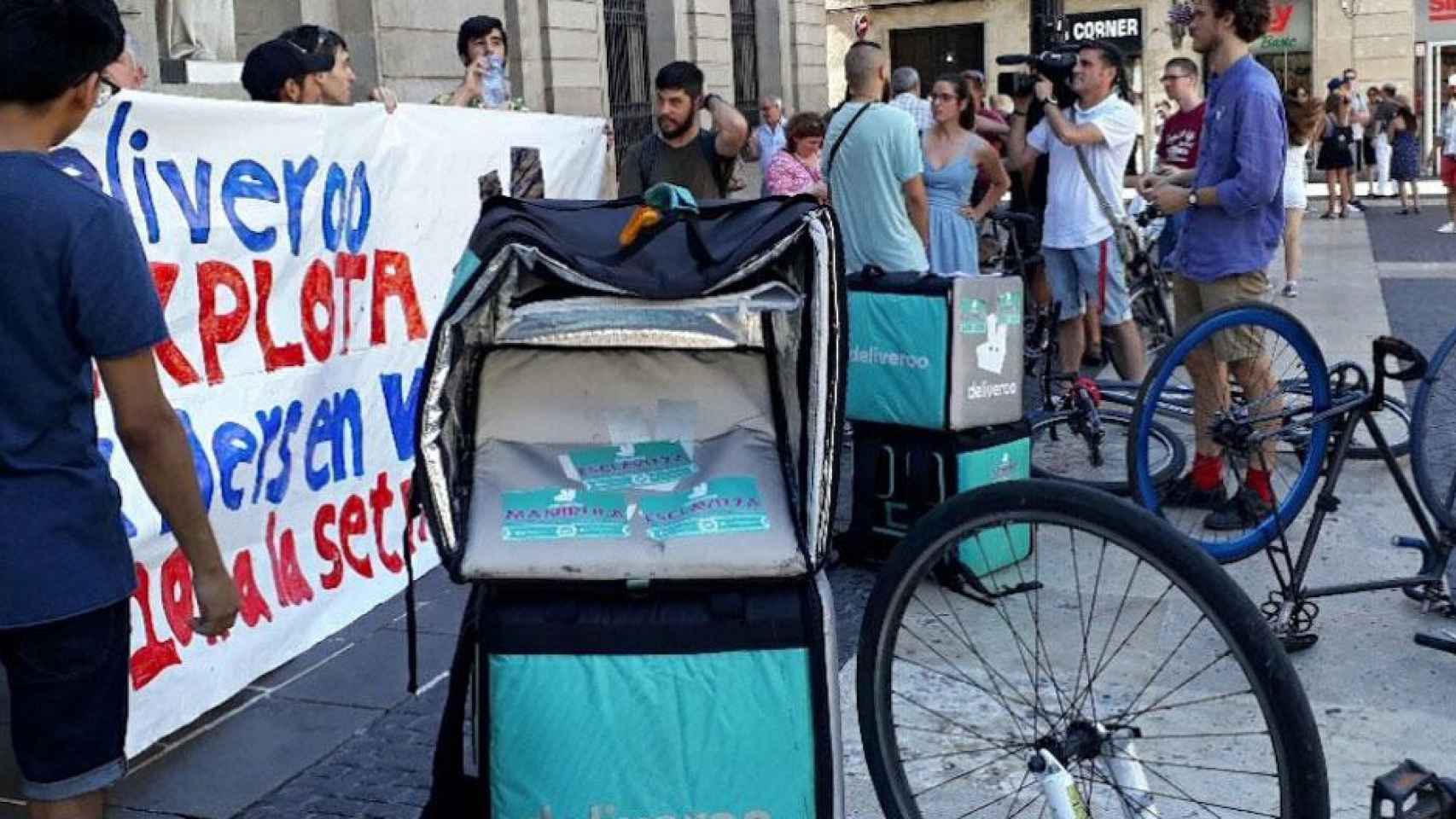 Varios riders de Deliveroo protestan contra la empresa en Barcelona / TWITTER
