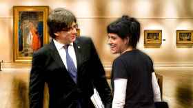 El expresidente de la Generalitat, Carles Puigdemont, con la líder de la CUP, Anna Gabriel, con la que pactó el impuesto al lujo catalán al que ahora se añade control / CG