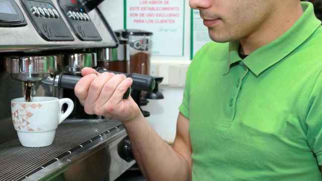 Camarero preparando un café, imagen que será muy habitual en Semana Santa / PIXABAY
