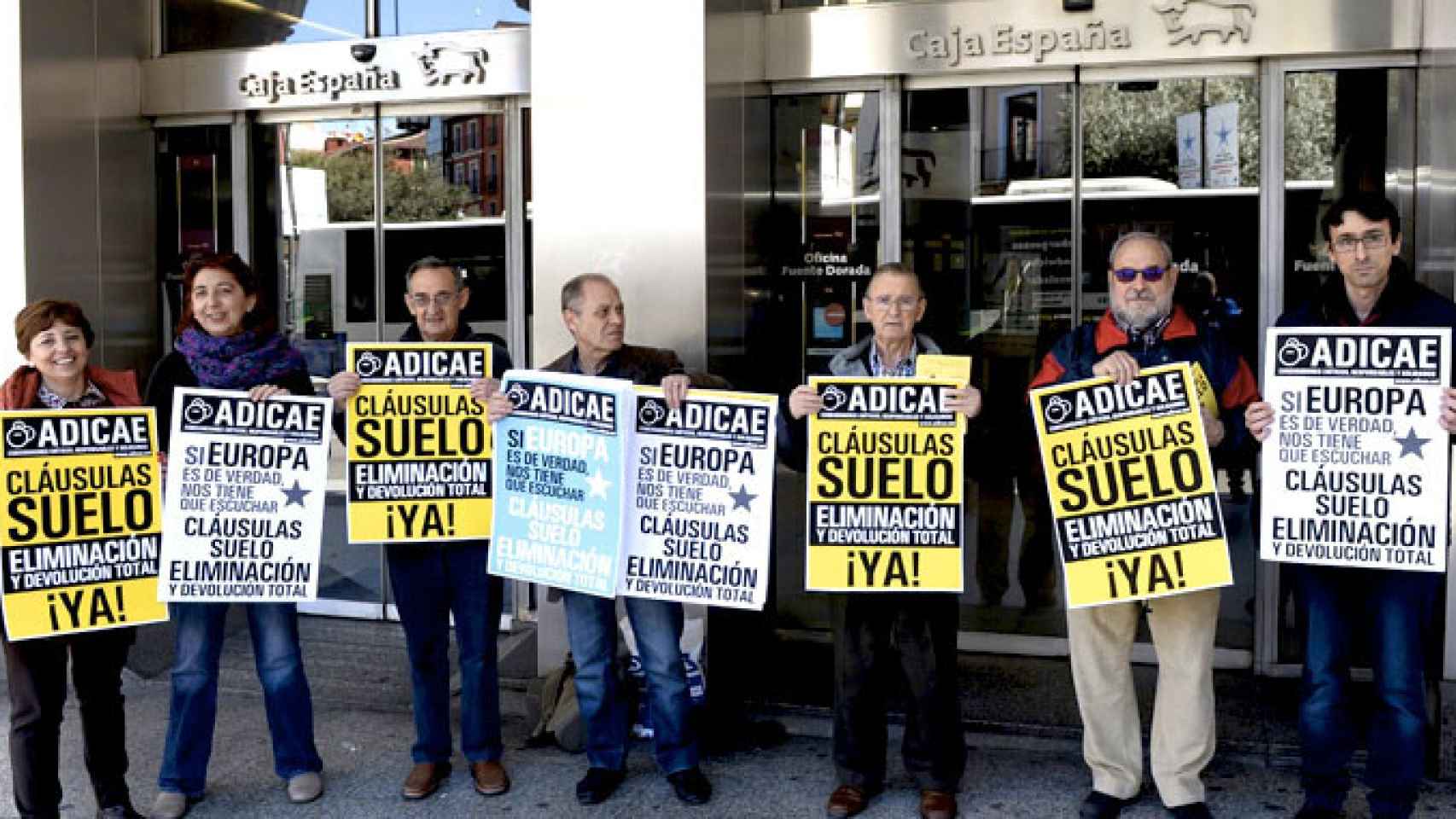 Integrantes de Adicae Castilla y León se manifiestan en Valladolid para pedir a Europa la retroactividad total de las cláusulas suelo / EFE
