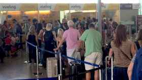 Imagen de las colas de pasajeros ante el mostrador de reclamaciones y billetes de Vueling el viernes.