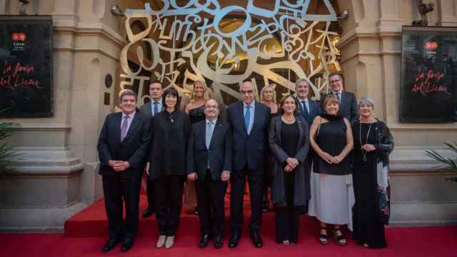 Representantes políticos en el 'photocall' antes de entrar al Liceu a ver la ópera que inauguraba la temporada 2022-2023 / TONI BOFILL - LICEU