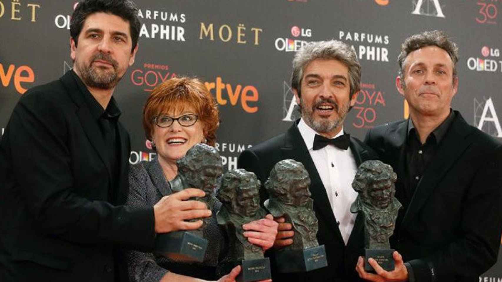 El realizador Cesc Gay, la productora Marta Esteban, el actor Ricardo Darín y el guionista Tomás Aragay, con sus premios Goya por 'Truman'.