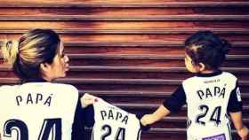 Tamara Gorro junto a su hija Shaila sostienen una camiseta del Valencia con el nombre de su marido, Ezequiel Garay / CD