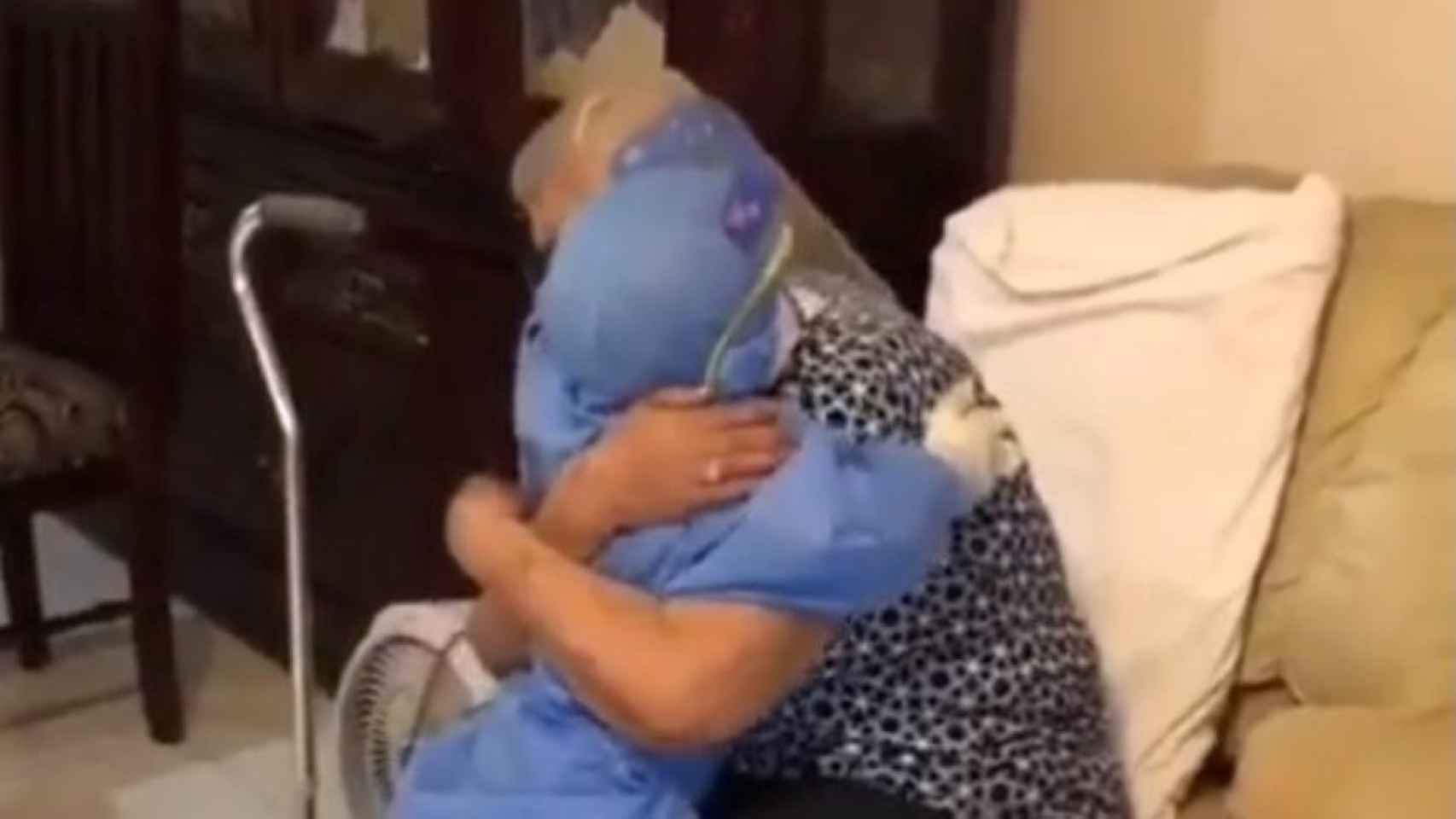 El momento en el que un nieto vuelve a abrazar a su abuela / TIKTOK