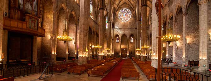 Interior de una iglesia / BASILICA SANTA MARIA DEL MAR DE BARCELONA