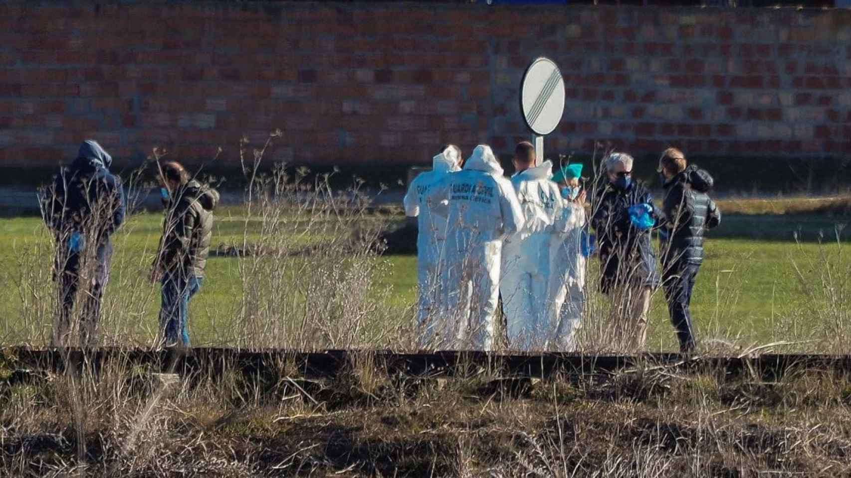 La Guardia Civil inspecciona la zona en la que ha aparecido el cadáver de Esther López / EFE