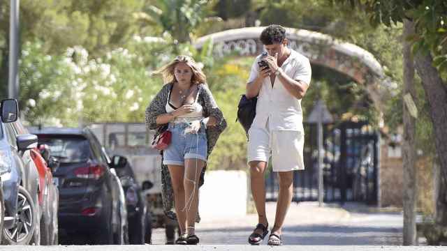 Rocío Flores y un amigo suyo en Ibiza / EP