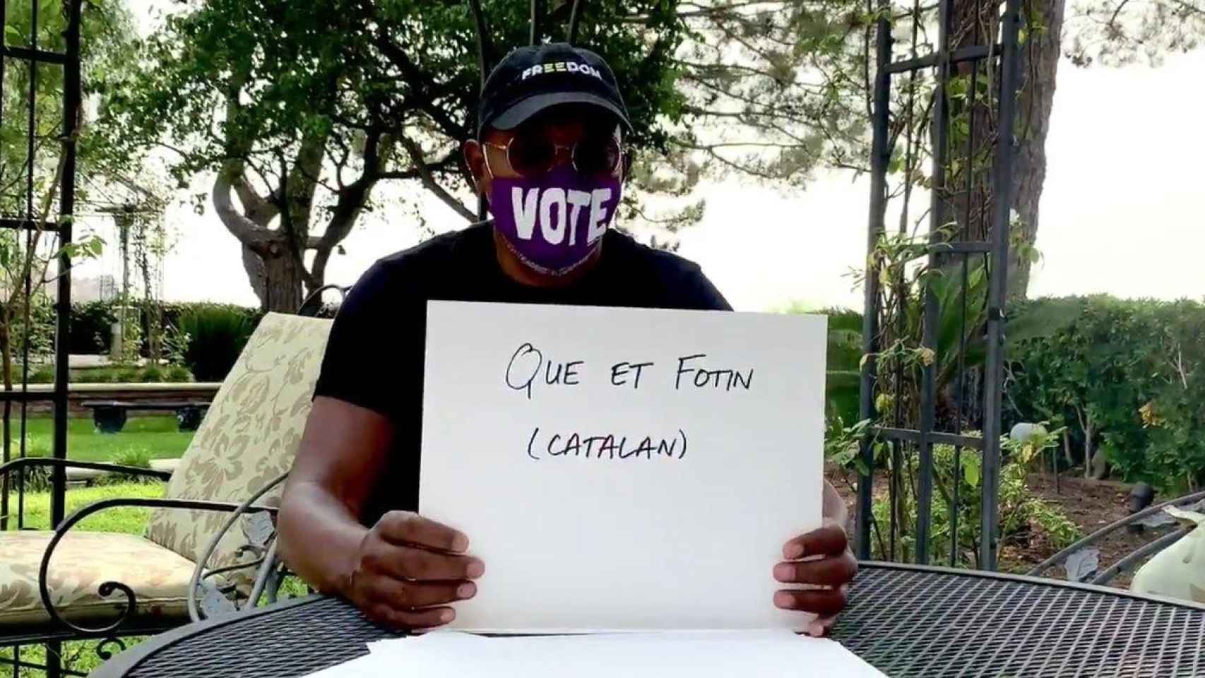 Samuel L. Jackson sujeta un cartel en catalán con 'Que te jodan' escrito en él / TWITTER