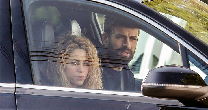 Gerard Piqué (d) y Shakira, su pareja, juntos en un coche en una imagen de archivo