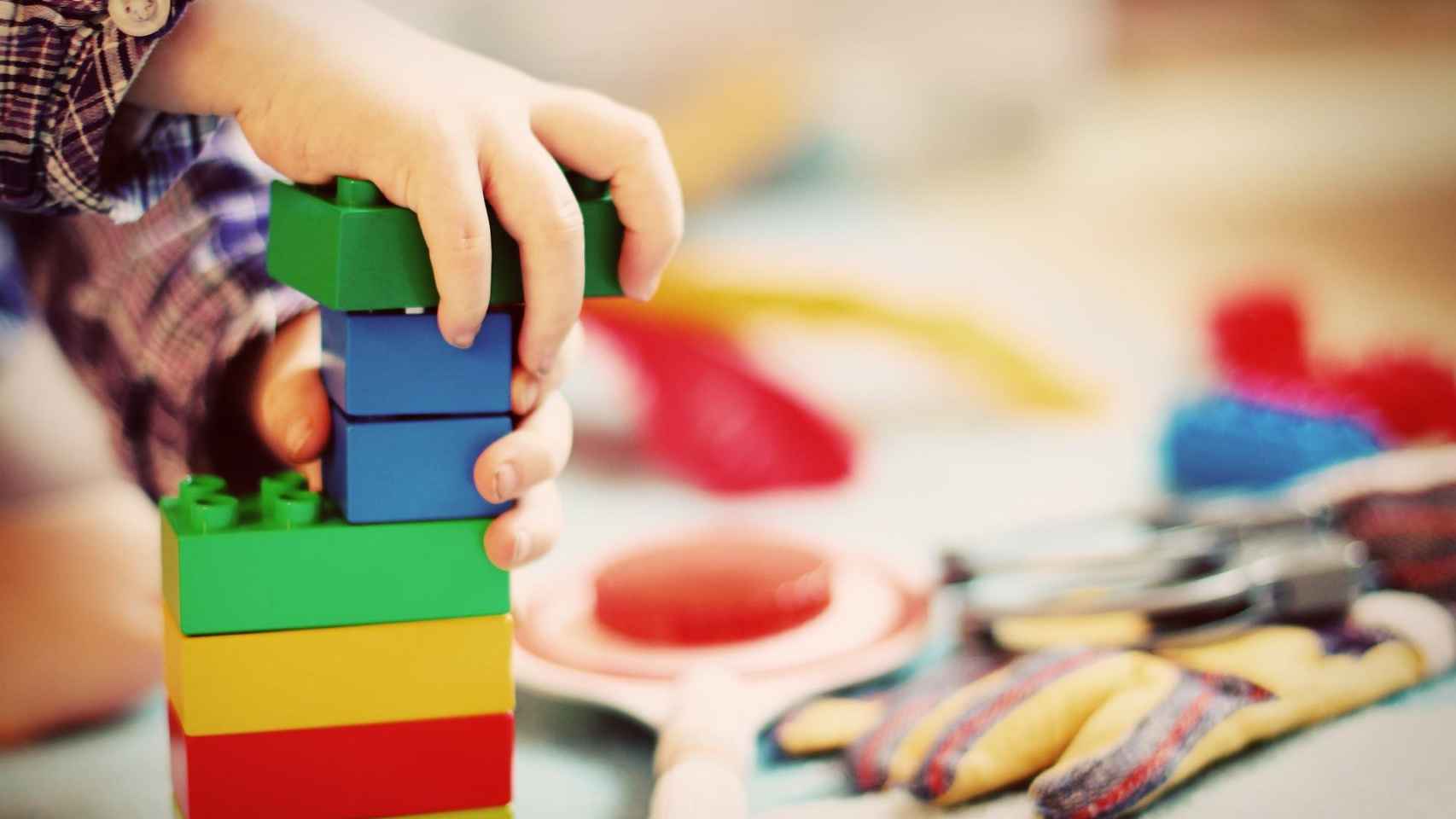 Un niño autista juega con juguetes de construcción / PIXABAY