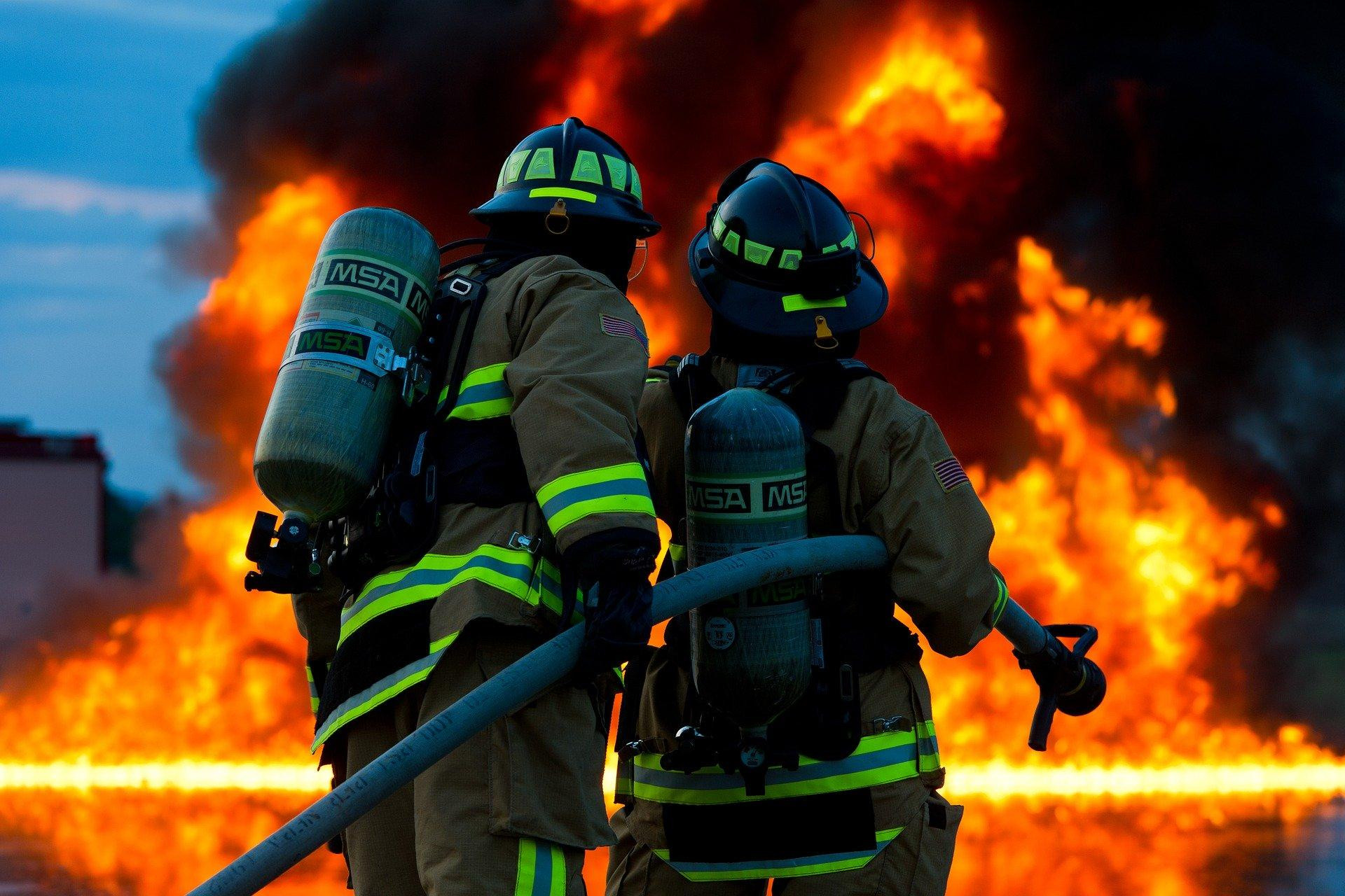Dos bomberos contemplan el incendio de una vivienda / CG
