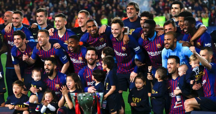 Los jugadores del FC Barcelona celebran el título de Liga / EFE