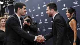 Alcaraz y Messi se saludan en la alfombra roja de los Laureus / EFE