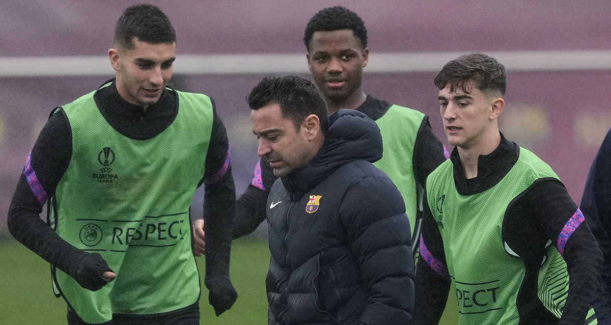 Xavi Hernández, junto a Ferran Torres, Ansu Fati y y Gavi, en un entrenamiento del Barça / EFE