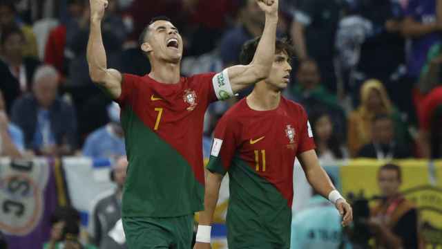 Cristiano Ronaldo, junto a Joao Félix, celebra el gol que finalmente dio la FIFA a Bruno Fernandes / EFE
