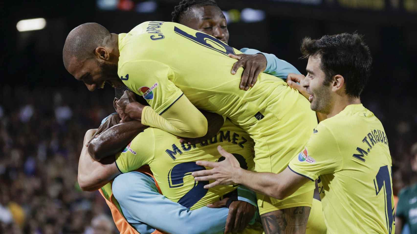 Los jugadores del Villarreal celebran el gol de Moi Gómez al Barça / EFE