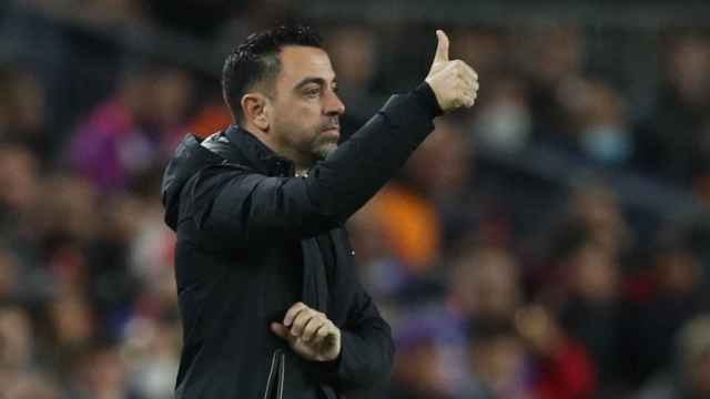 Xavi, dando el OK a un jugador durante el partido ante el Galatasaray / EFE