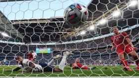 El gol en propia puerta de Dinamarca ante Inglaterra en Wembley, en la Eurocopa / EFE