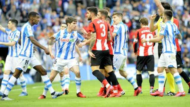 Una imagen de un partido liguero entre Real Sociedad y Athletic Club / EFE