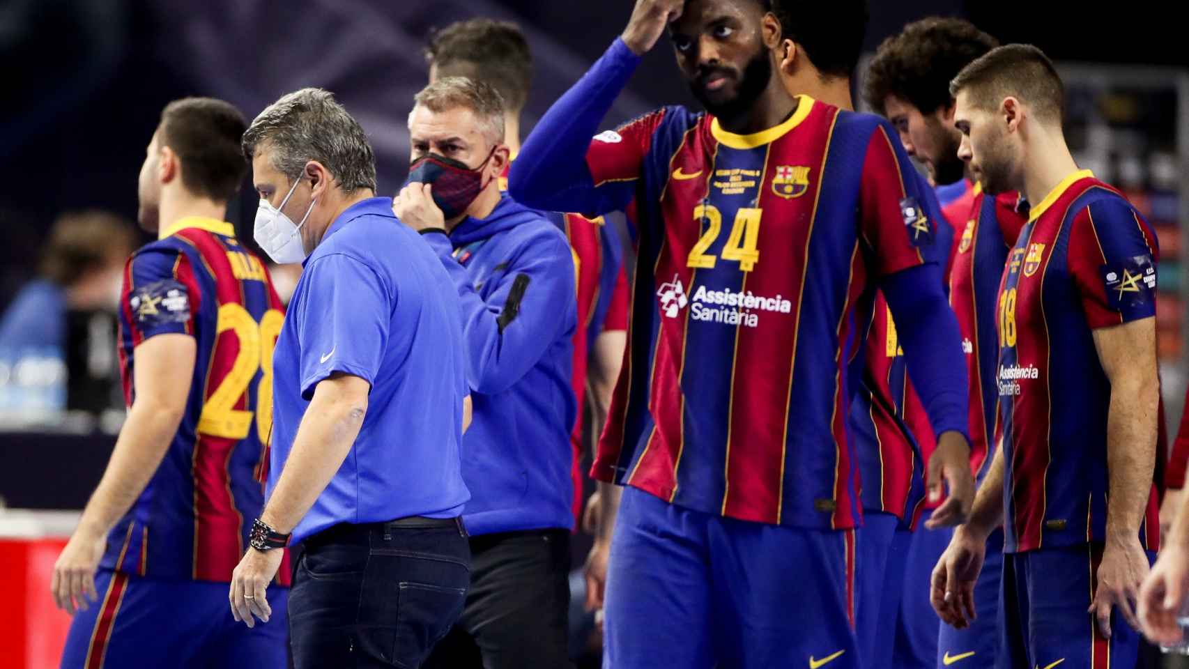 Los jugadores del Barça de balonmano, tras caer en la final de la Champions | EFE