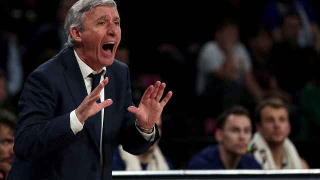 Svetislav Pesic da órdenes durante el duelo frente a Anadolu Efes / EFE