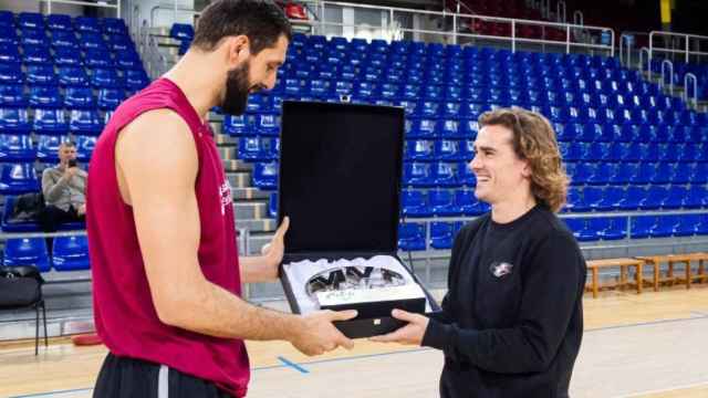 Griezmann y Mirotic durante un acto /REDES