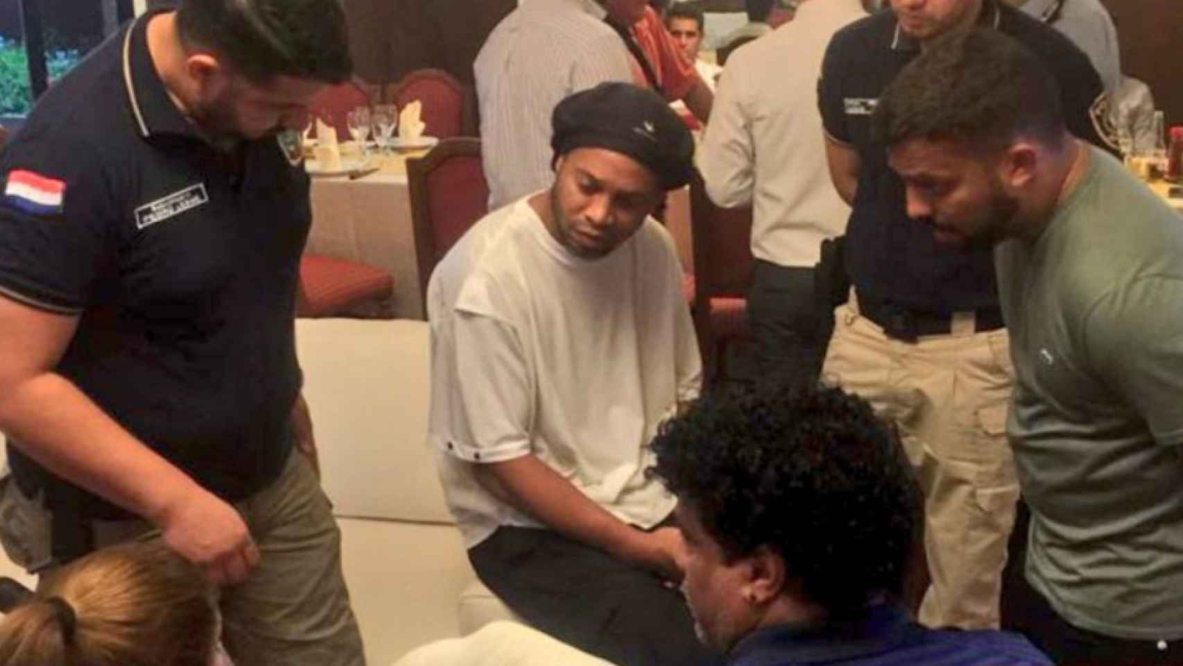 Ronaldinho siendo detenido por la policía paraguaya / Redes