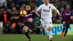 Alba pugna un balón con Cheryshev en el último Barça-Valencia / EFE