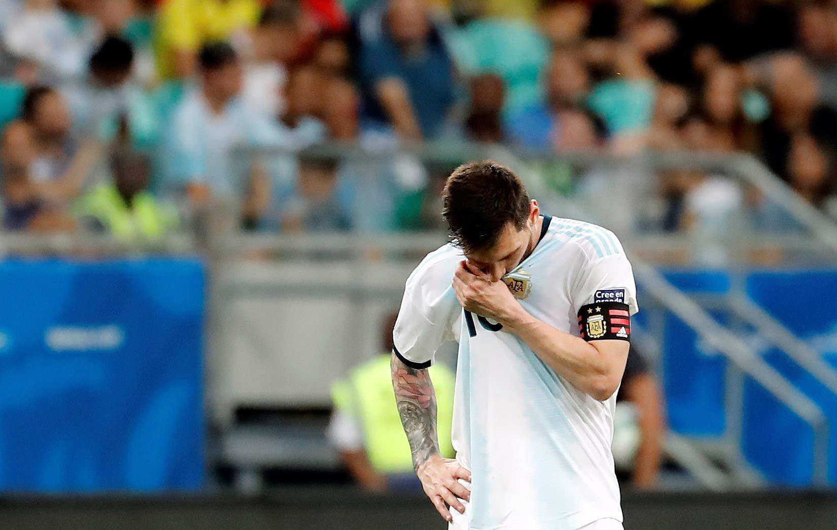 Leo Messi, derrotado tras el partido de Argentina contra Colombia / EFE